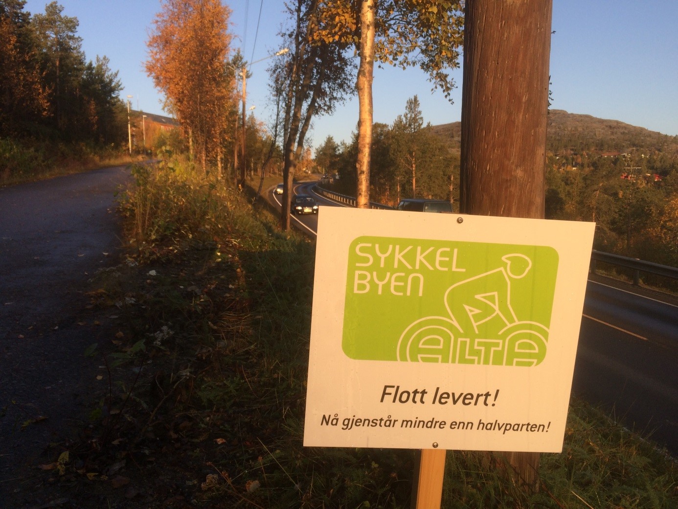 Motivasjonstiltak i Sykkelbyen Alta. Skiltet er plassert halvveis i bakken.