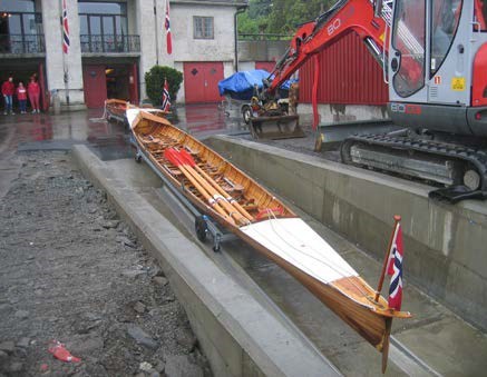 Støpning ferdig, og første båt ruller ned slisken i 2007. Foto: Jens Chr. Kolberg
