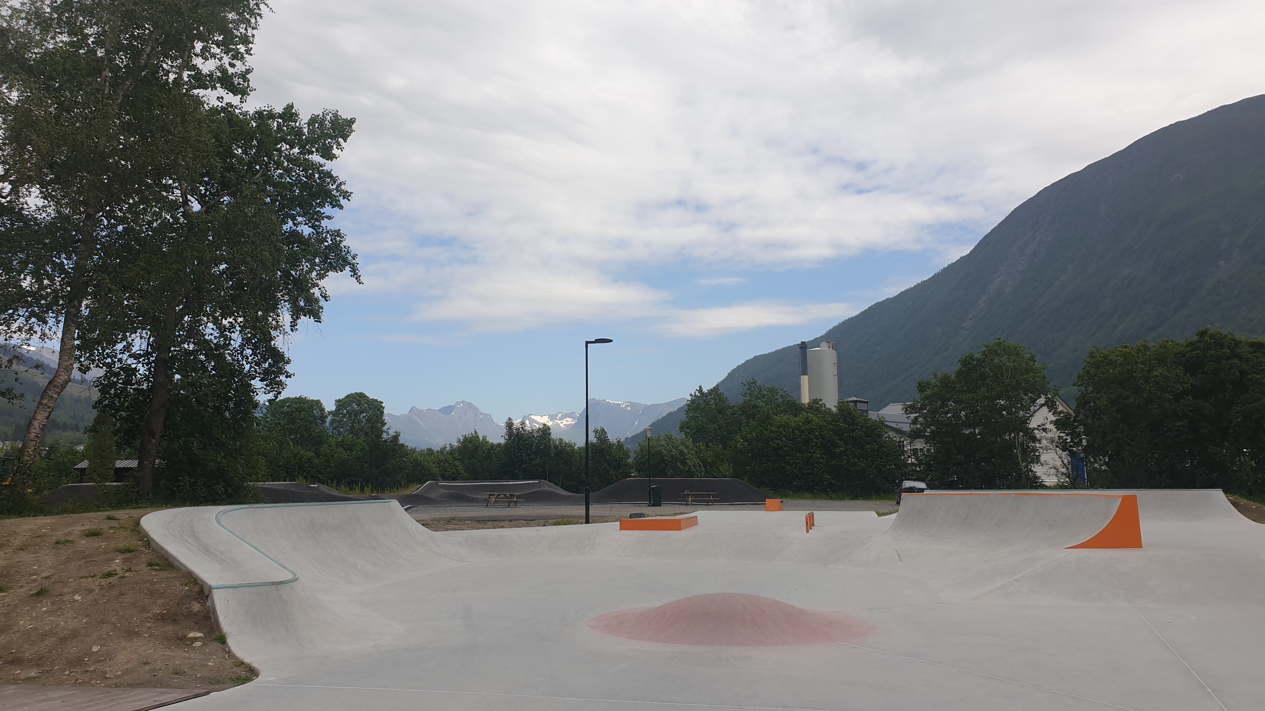Bilde som viser Ørsta skatepark, hvor man gar god avstand mellom elementene for å sikre god flyt. På bildet ser man nettopp dette. 