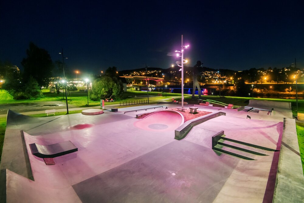 Lillestrøm skatepark er godt opplyst på kveldstid. Foto: Lillestrøm kommune