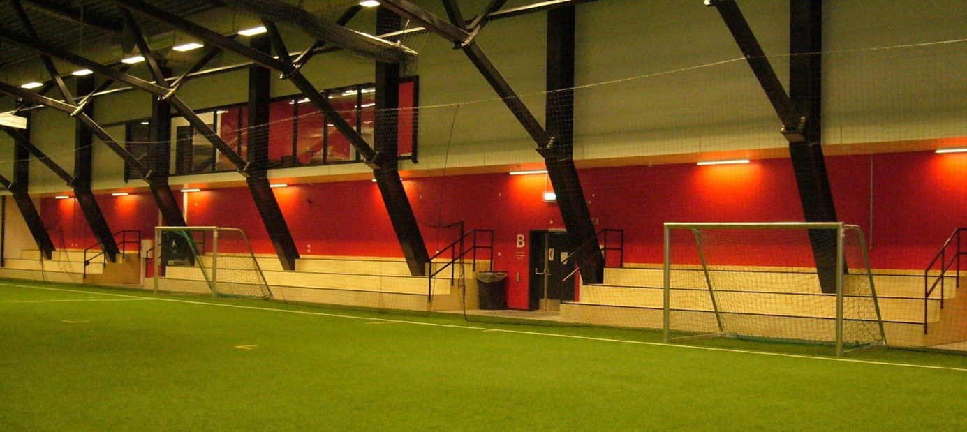 Innside av fotballhall.