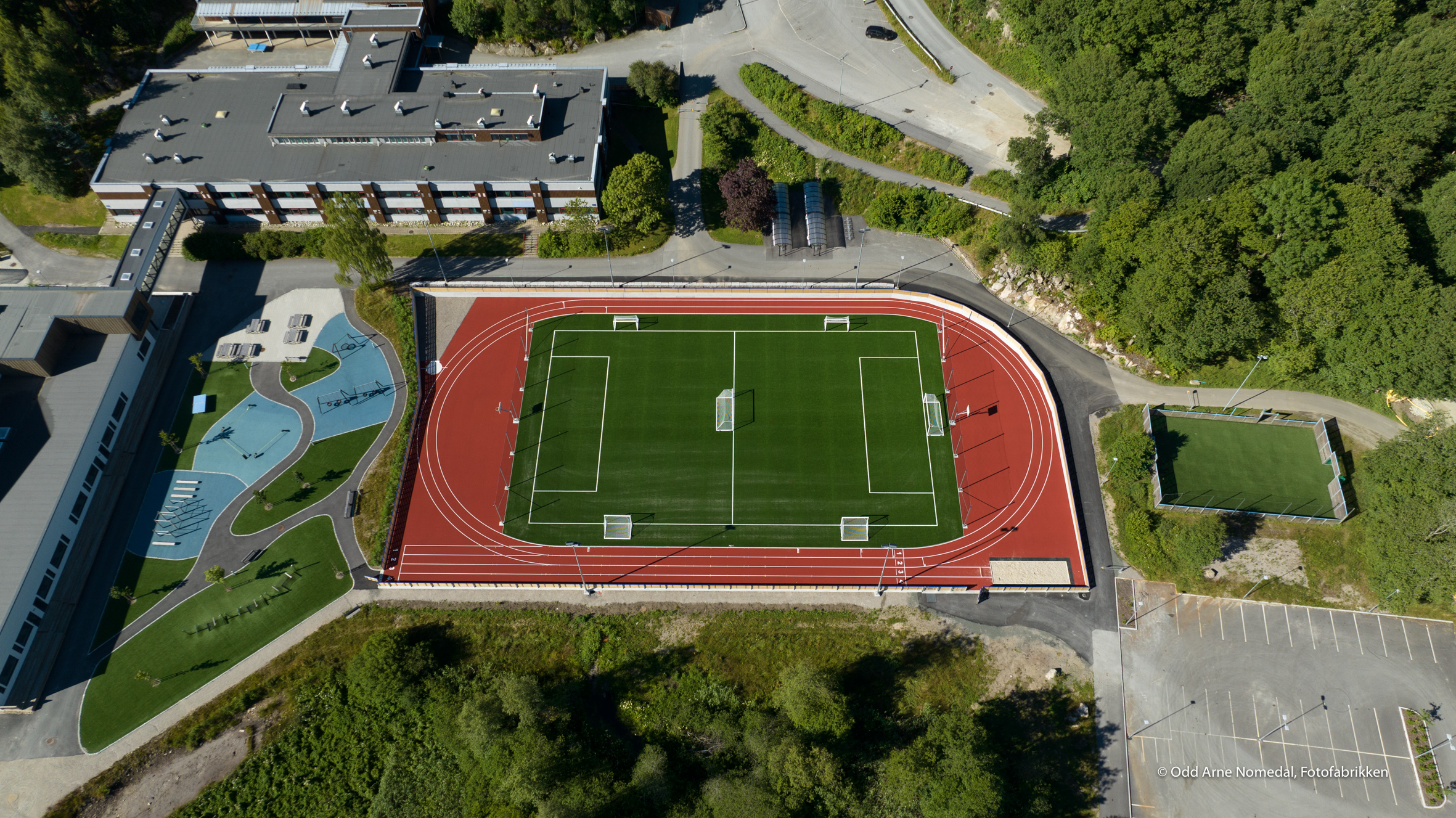I tillegg til FriFot-anlegget er det etablert trenings- og parkourpark (til venstre) og ballbinge (til høyre). Foto: Odd Arne Nomedal, Fotofabrikken