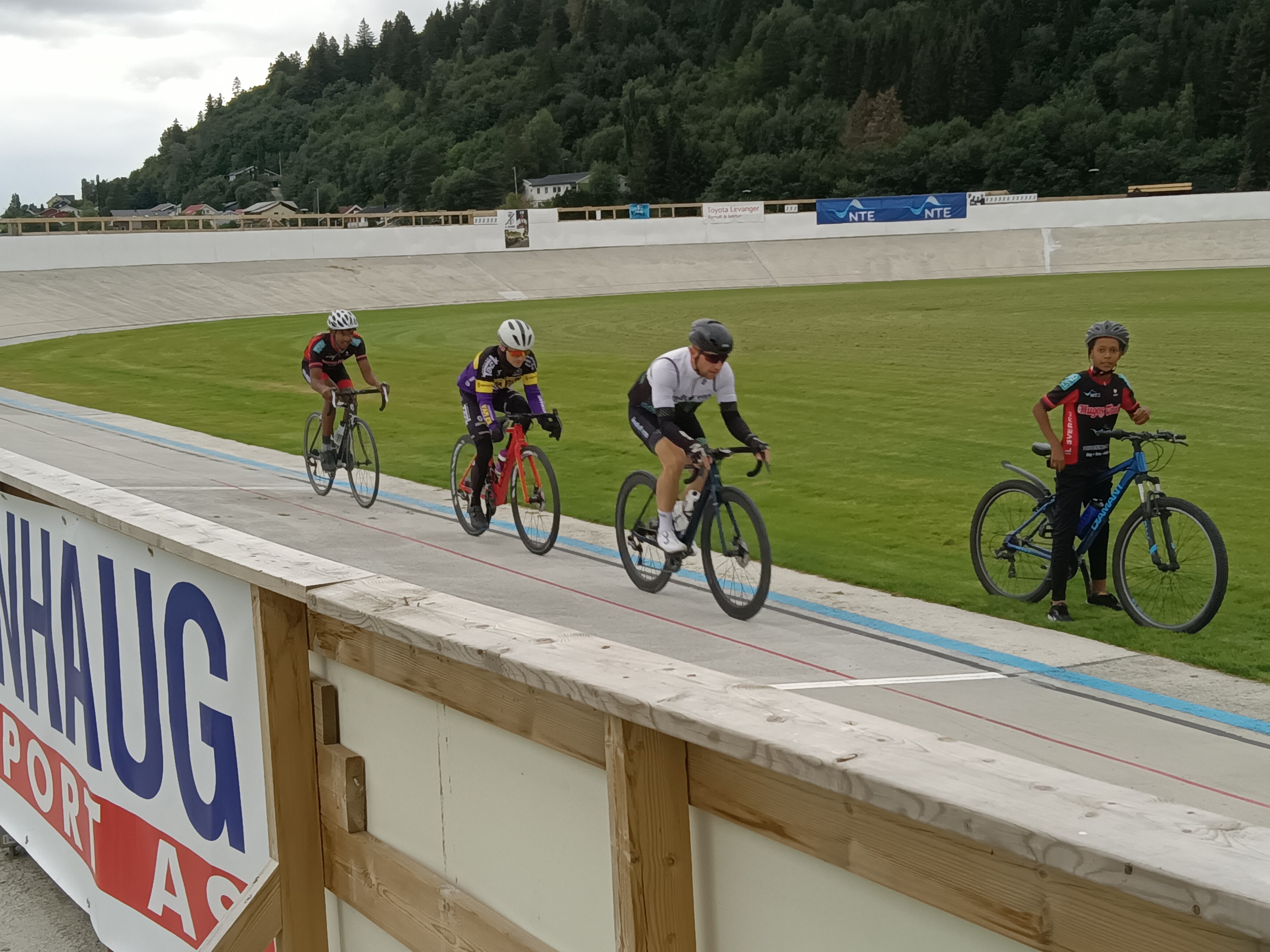 Velodromen i Levanger er åpen for egenorganisert trening hele døgnet, og brukes flittig av regionens ivrige syklister. Foto: Inge Johansen, IL Sverre
