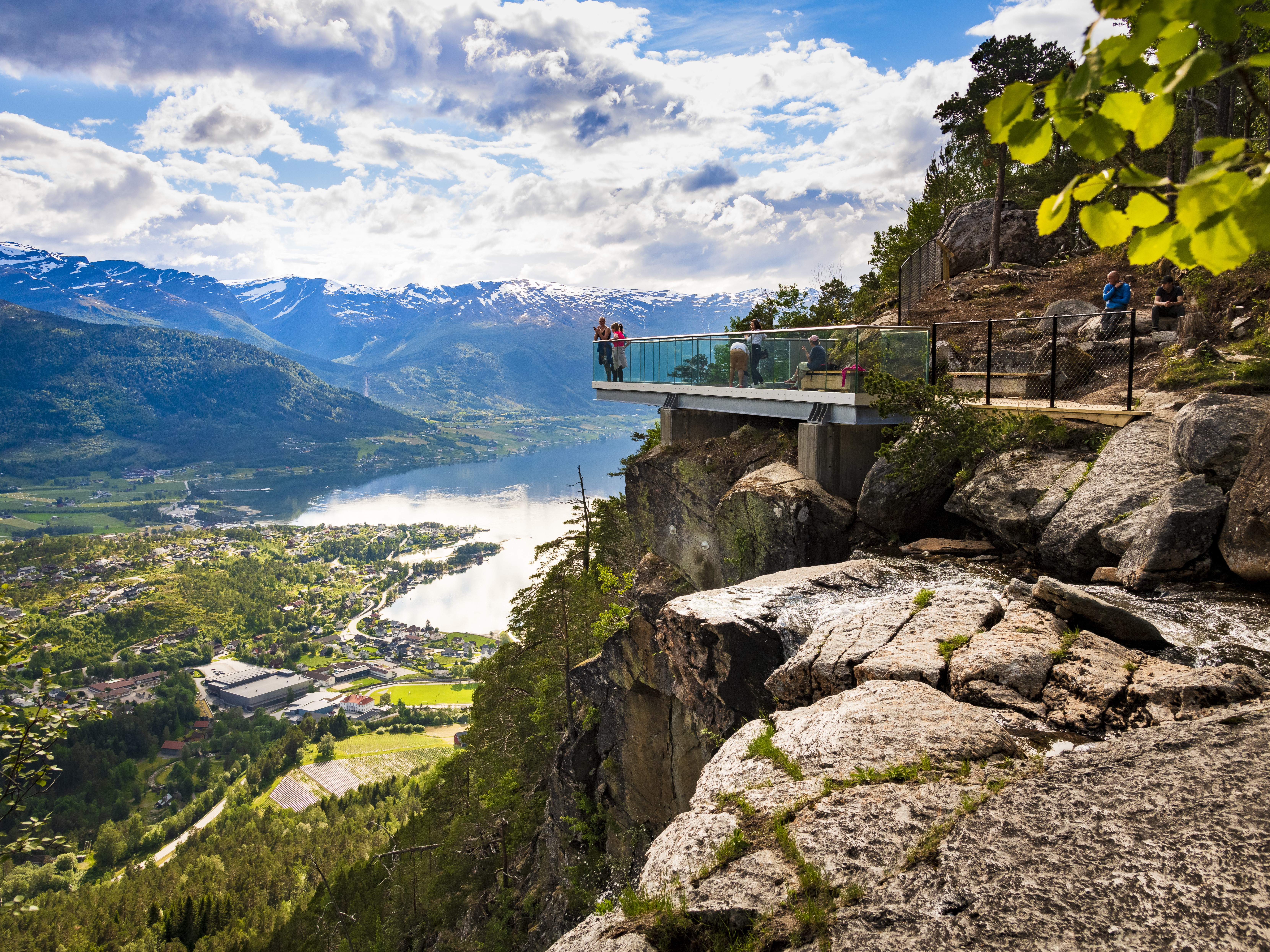 Utsiktspunkt ved foss, fjord og fjell i bakgrunn