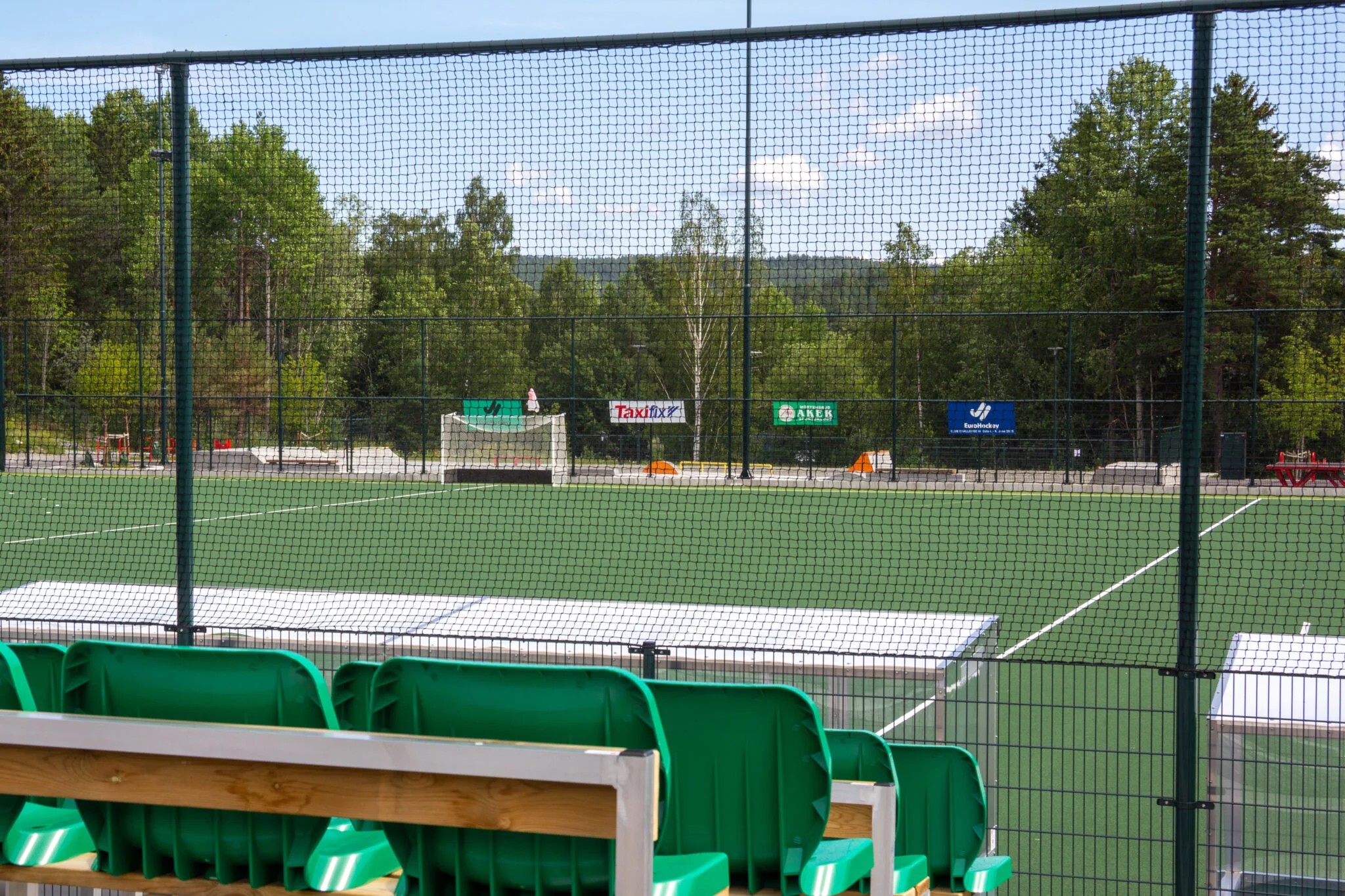 Landhockeybanen er utstyr med tribuner finansiert av den lokal landhockeyklubben. Foto: Skaaret Landskap AS.