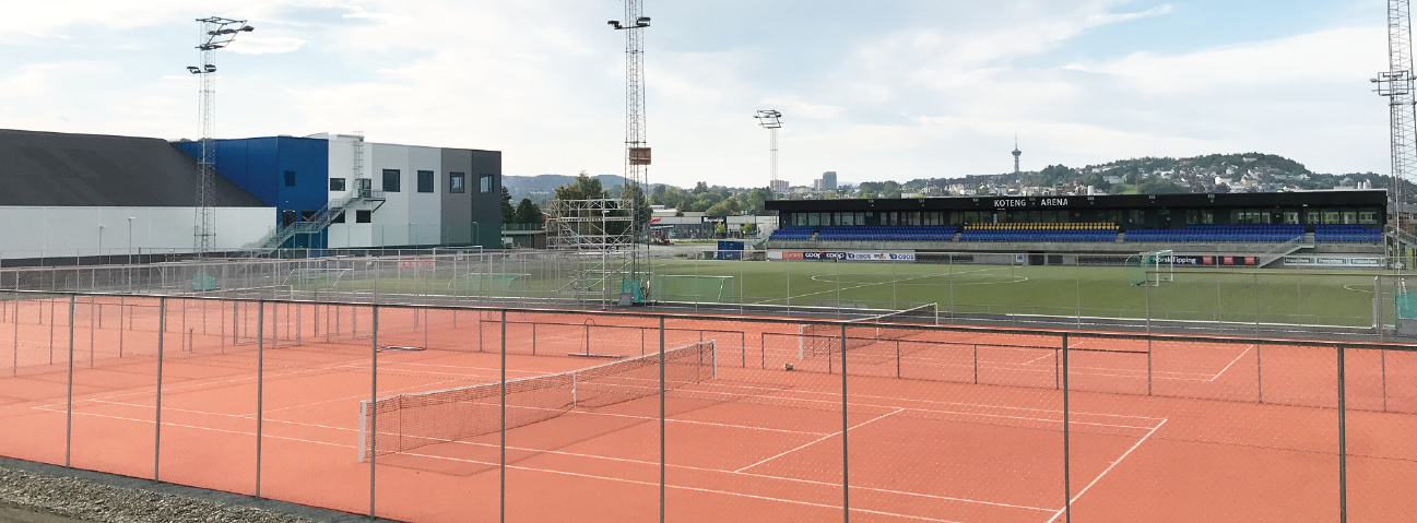Utendørs tennisanlegg. I bakgrunnen kan man se Trondheim Sportsarena og Koteng Arena. 