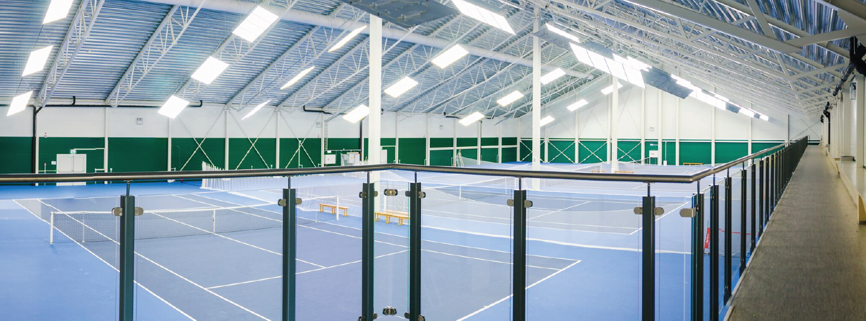 Tre innendørs tennisbaner