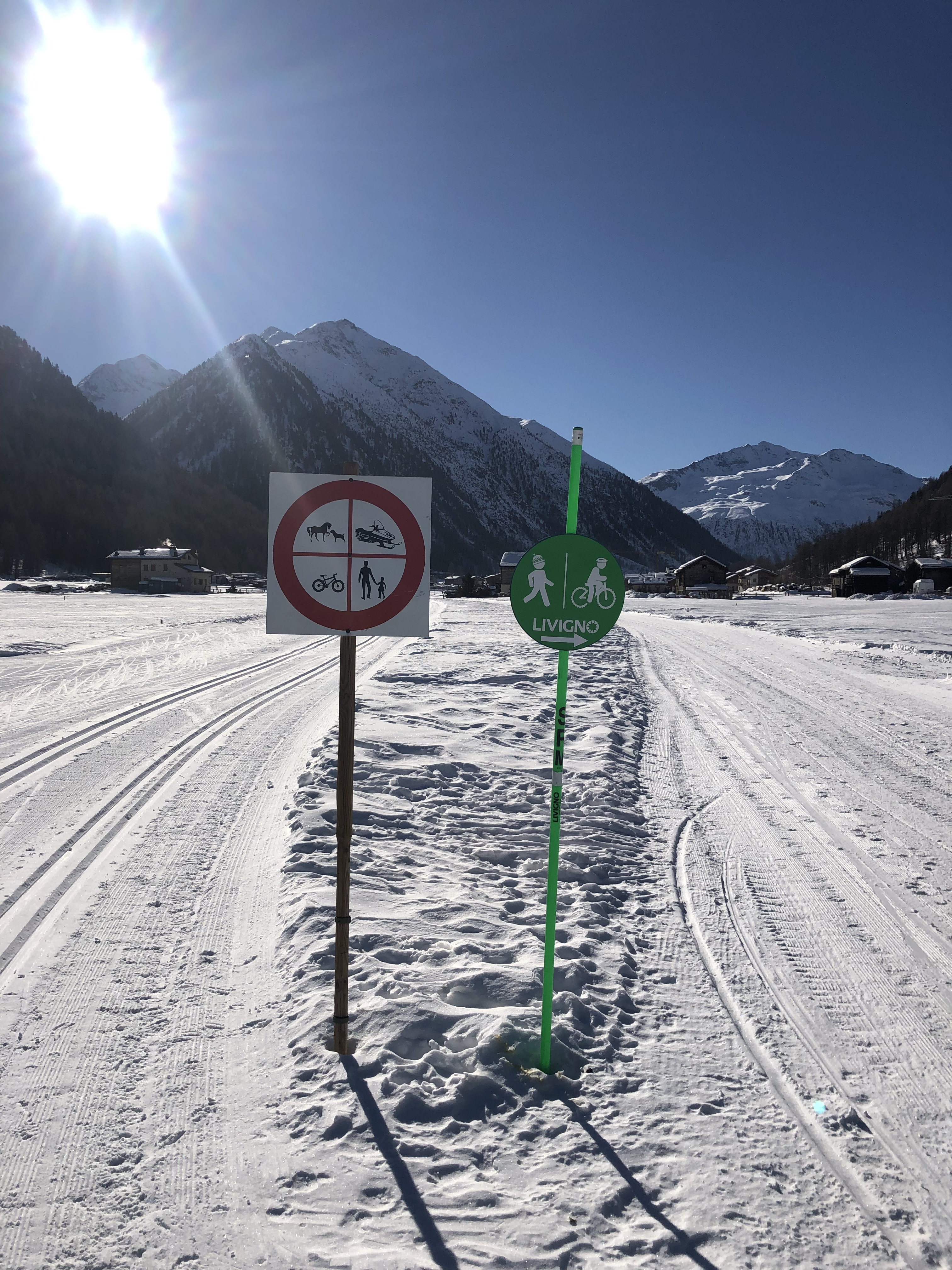 Bilde av de to formene for traseer som har blitt etablert i Livigno- én for gående og én for skiløpere. Begge deler er godt merket med skilt og løypestikker. 