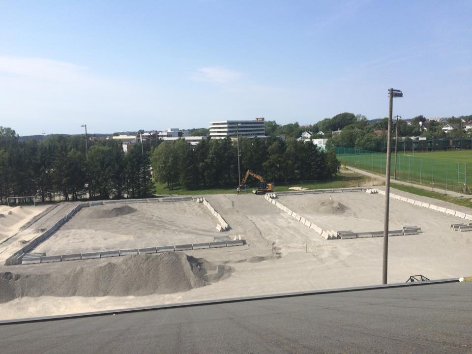Banene rigges opp vha. gravemaskin