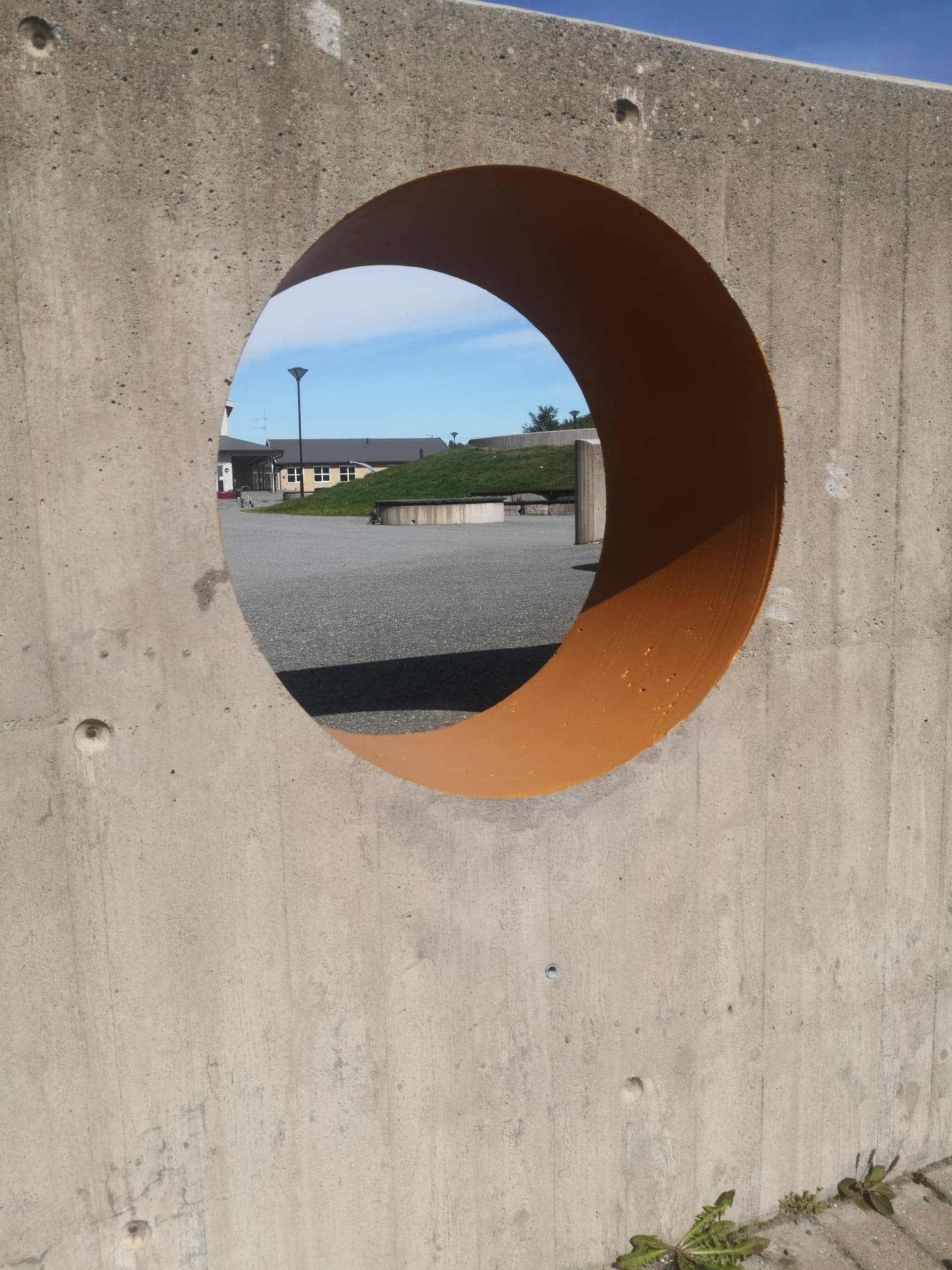Sirkulært hull utskåret i en eksisterende betongmur 