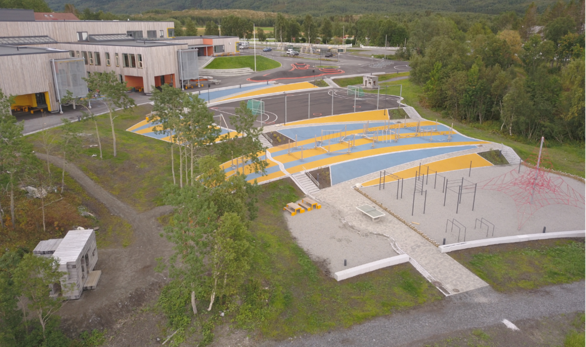 Variert område for lek og aktivitet. Foto: Fauske kommune