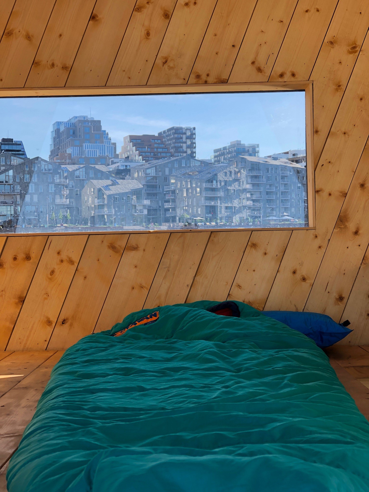 Fra innsiden av padlehuken ser man Oslo gjennom vinduet