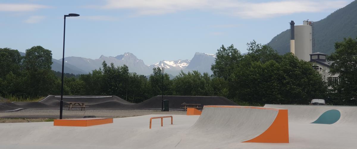 Bilete som visar skateparken med fjell og fjord omkring. 
