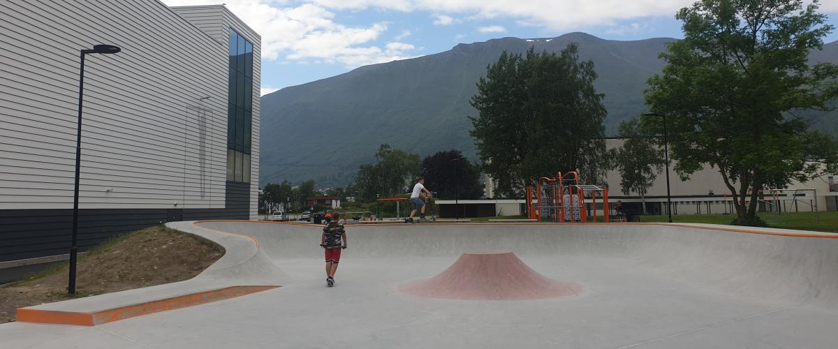 Bilete som visar ein av "veggene" i anlegget som kan brukast til å få droppe, gjere triks eller få fart. 