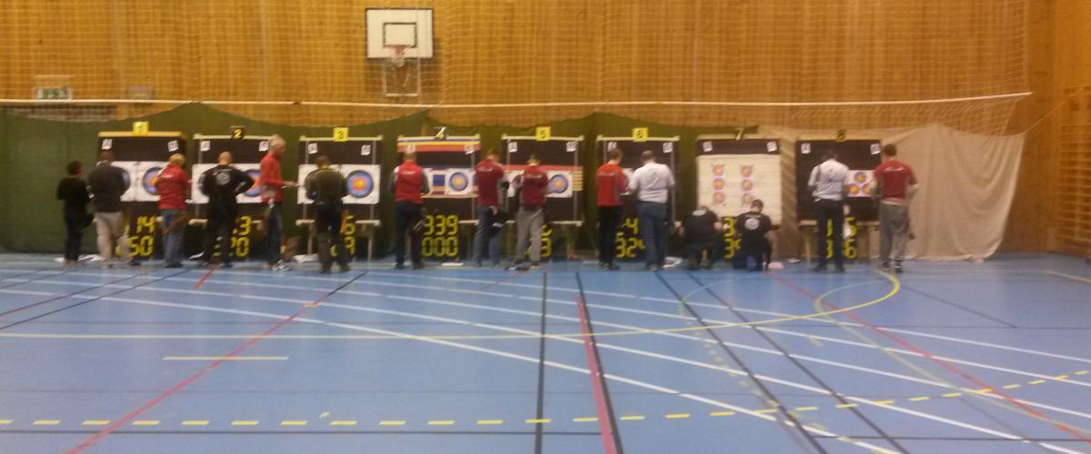 Bueskyttere på trening i Førdehuset.