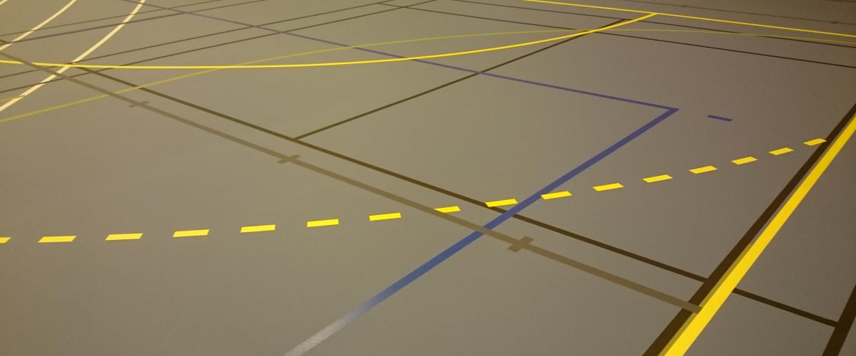 Streker for bueskyting er tegnet på hallgolvet på Førdehuset.