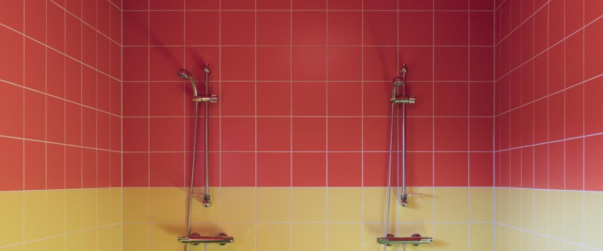 Grønne gule og røde fliser i dusjen. 