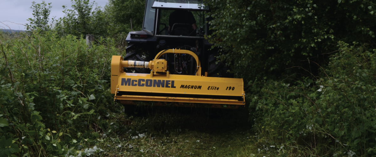 Traktor med påmontert skogsverktøy