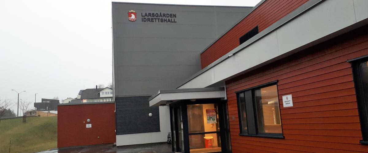 Hovedinngang Larsgården Idrettshall