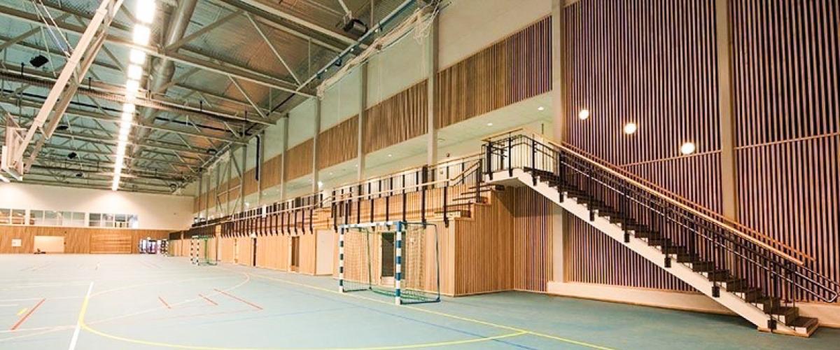 Innside av idrettshall, håndballbaner