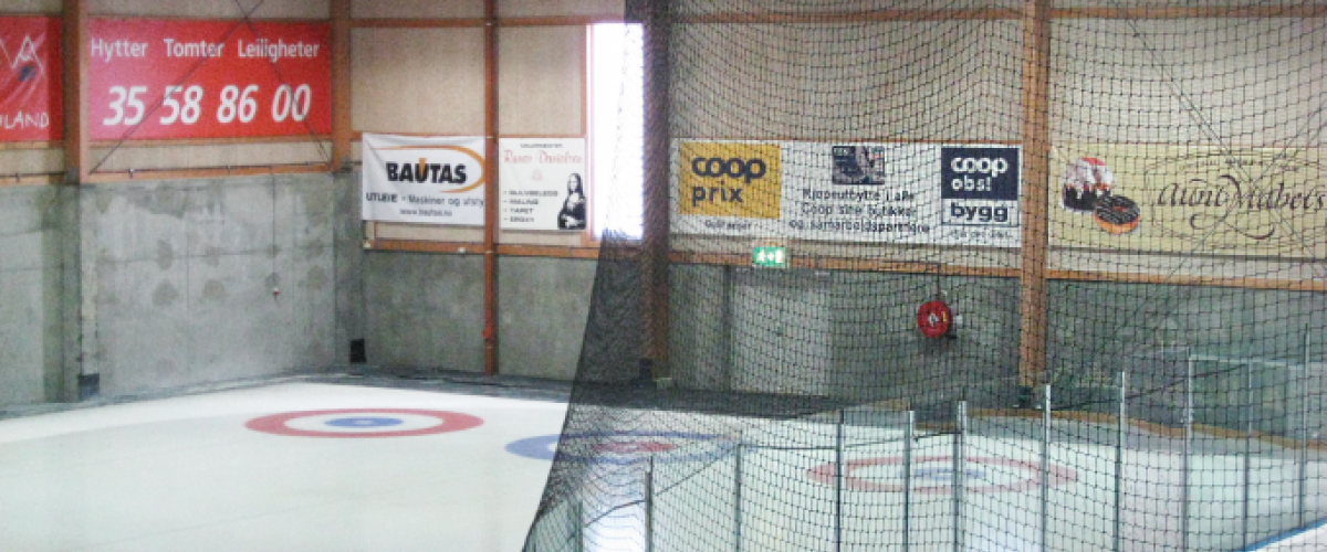 Curlingbane bak ishockeybanen. Beskyttelsesnett er plassert mellom banen.