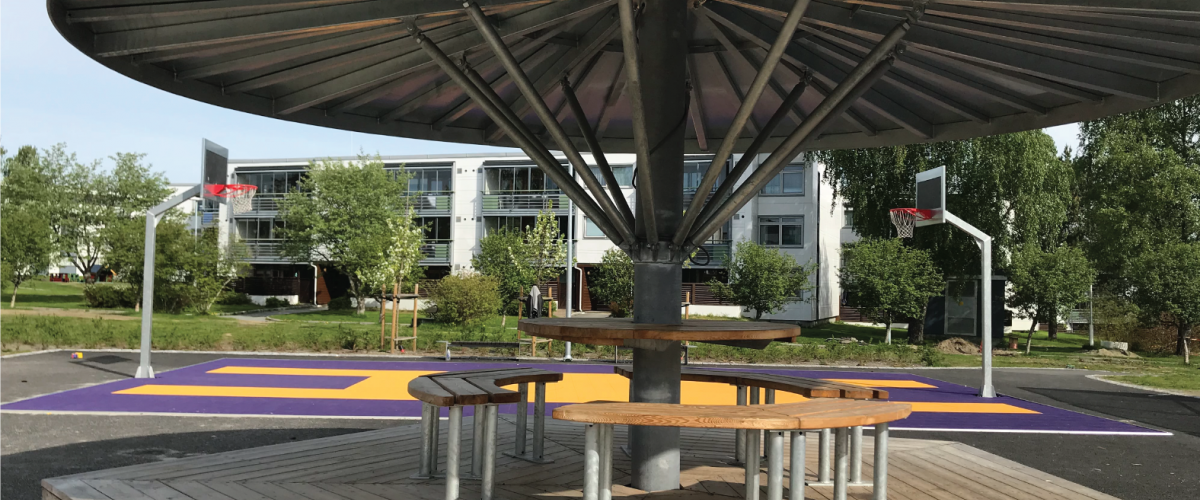 Benker med tak og basketballbane i boligområde
