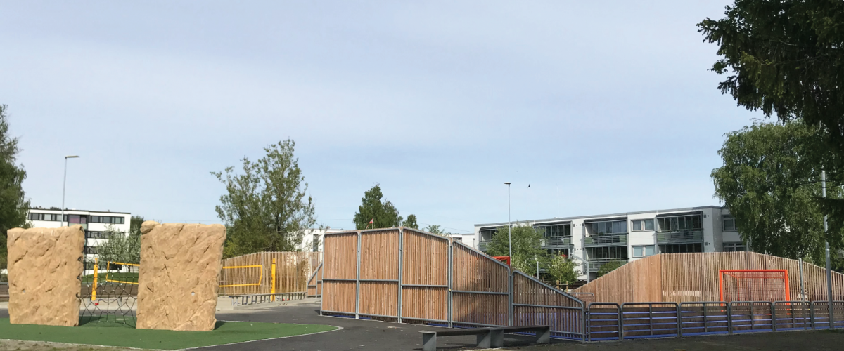 Ballbinge, sandvolleyballbane og klatrestein med etterkoppnett i boligområde
