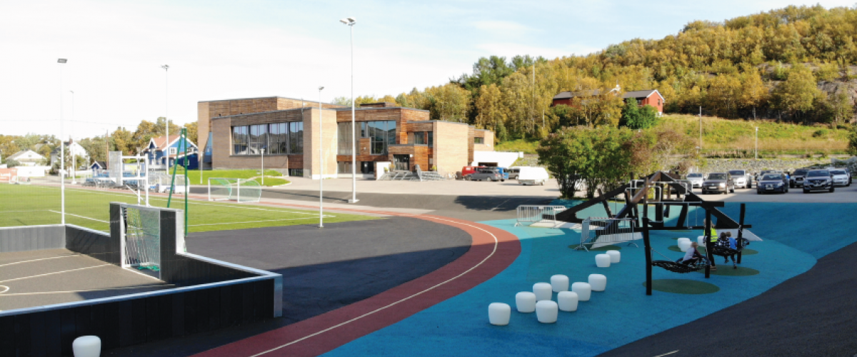 Idrettspark med kunstgressbane, basketballbane, løpebane og andre aktivitetsapparater