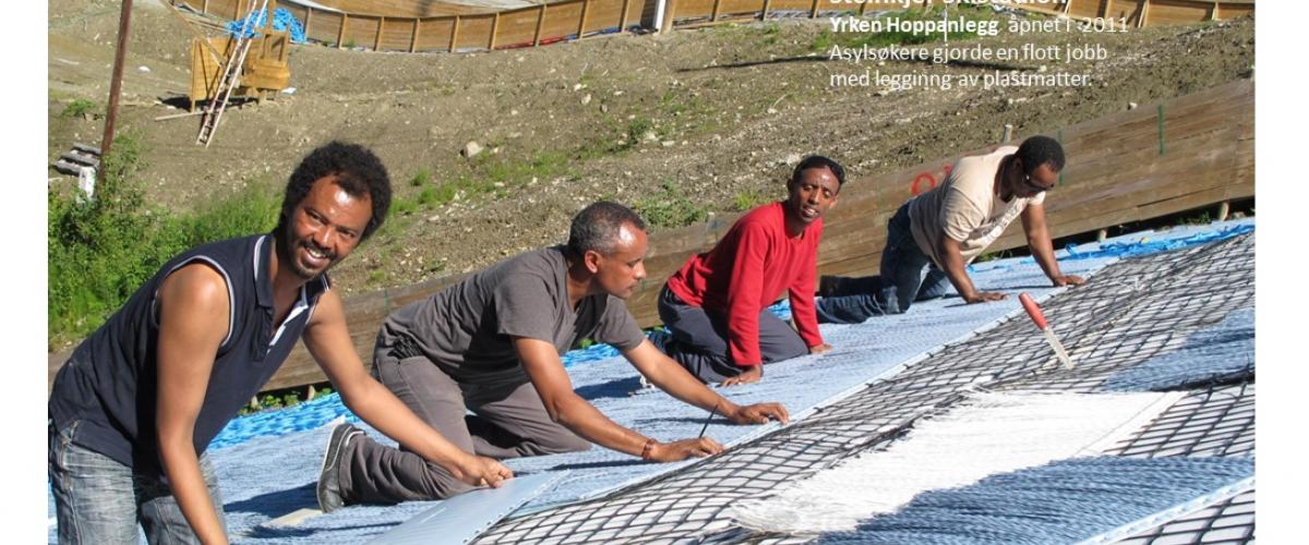 Asylsøkere gjorde en glott jobb med legging av plastmatter ved bygging av hoppanlegget.