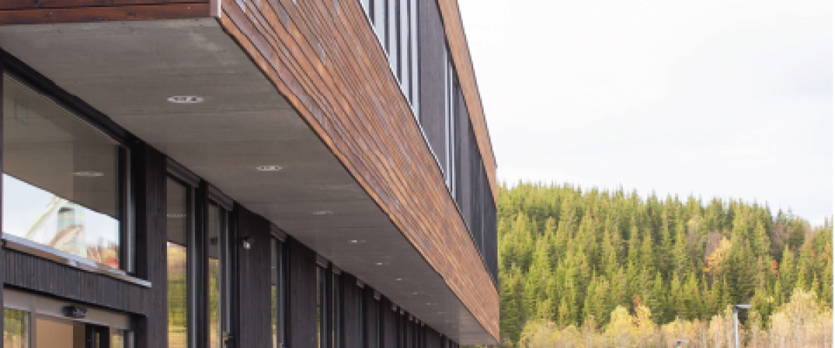 Fasaden til Kraft II, med skogområde i bakgrunnen