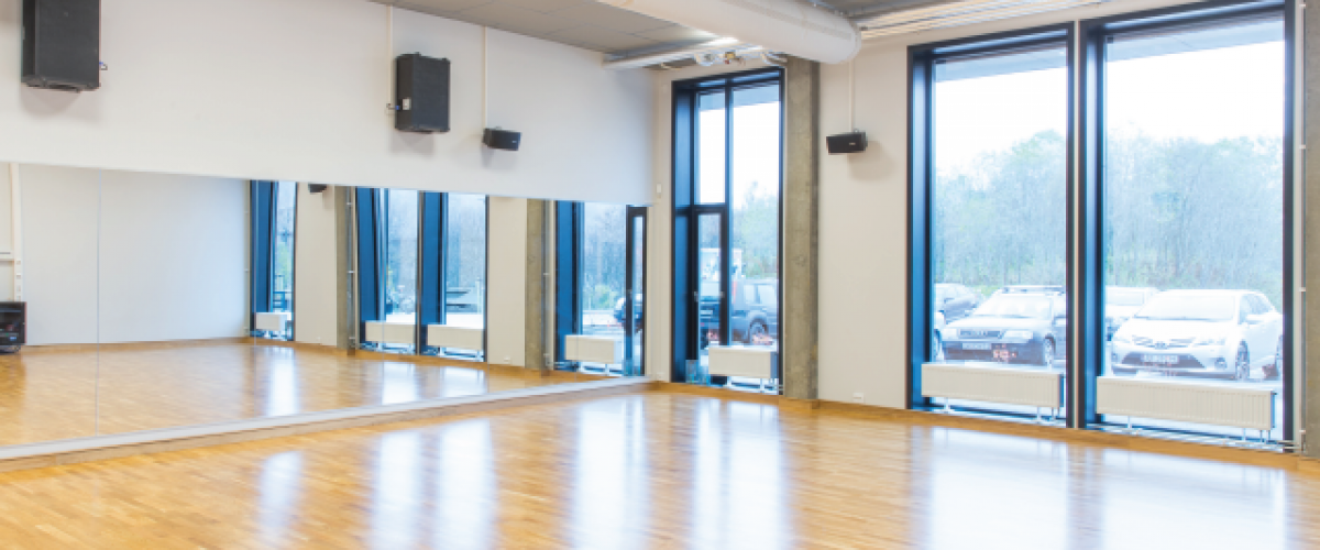 Gruppetreningssal med speil.