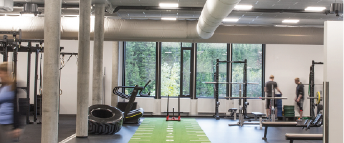 Styrkerom med 20 meter lang turfbane (kunstgressdekke) til trening av kjernemuskulatur