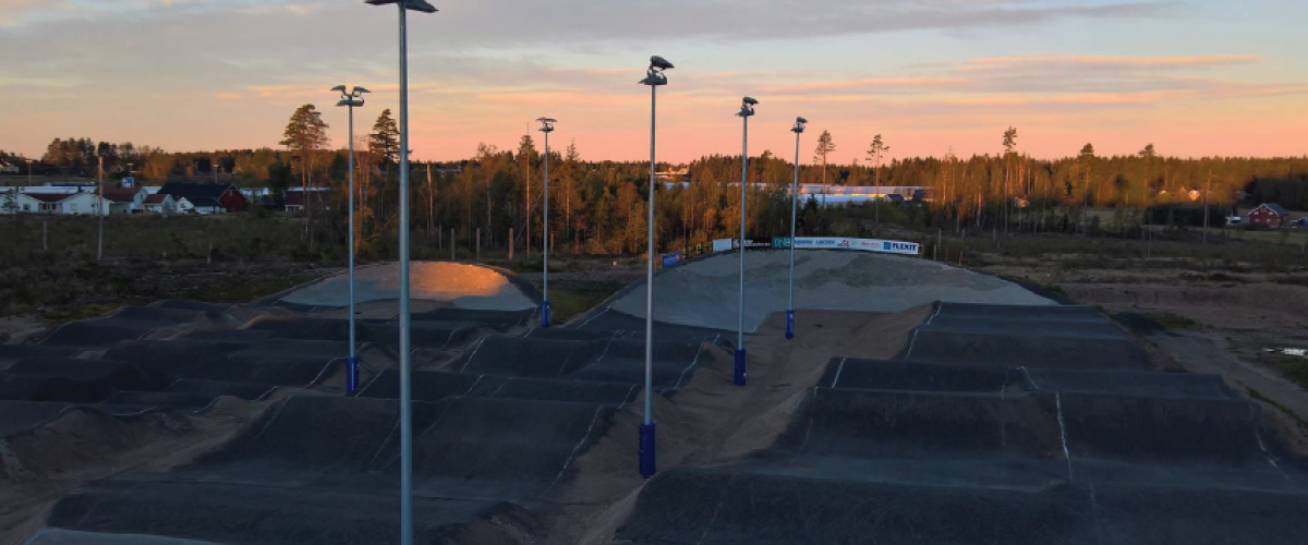 Råde BMX Arena på kveldstid for solnedgang