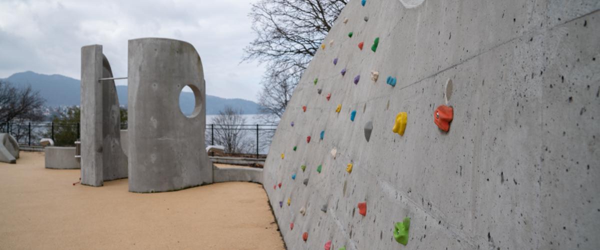Parkourelementer og klatrevegg. Foto: Bergen kommune Klatrevegg og parkourelementer i parken Lydbølgen