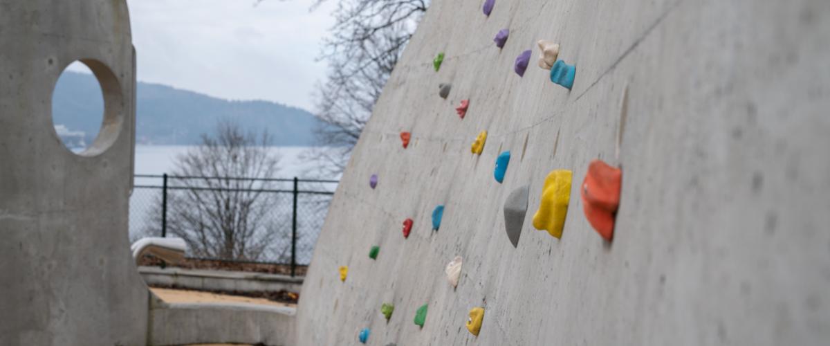 Liten klatrevegg. Foto: Bergen kommune Lydbølgen klatrevegg