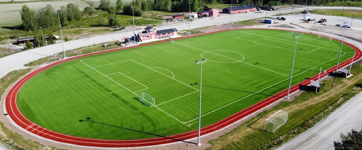 Slik ser resultatet ut: På Bruvollen har god drenering, riktig banebygging og bevisst valg av maskiner gitt en jevn og stabil kunstgressbane som tåler både vær og drift over tid.