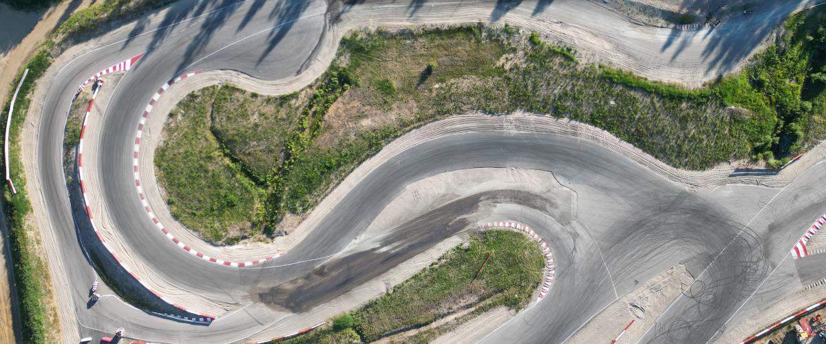 Oversiktsbilde av banen ved Grenland motorsportsenter. Foto: Mads Andersen