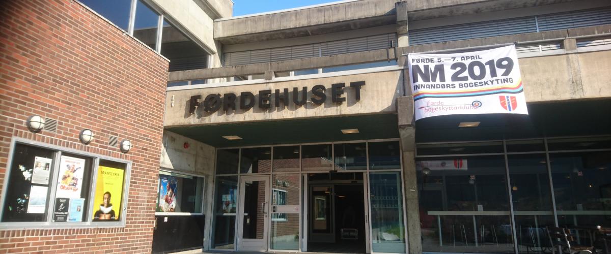 Inngangspartiet til Førdehuset. Over henger et banner med NM 2019 sin logo.