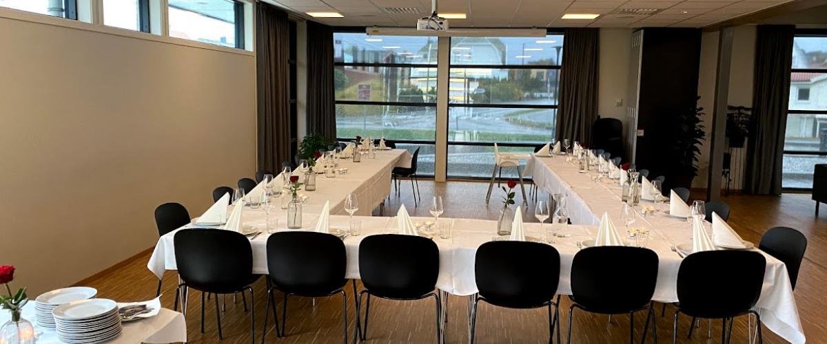 Bord dekket til fest i sosialt rom i Kuleisen