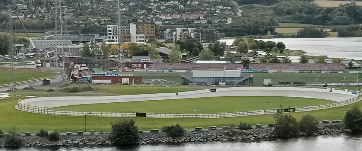 Flyfoto av velodromen, der man ser plasseringen av den i idrettsparken. 