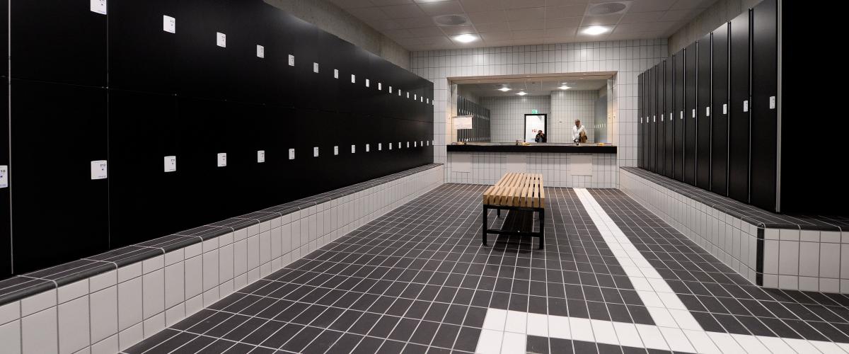 Luftig garderobe med mørke fliser