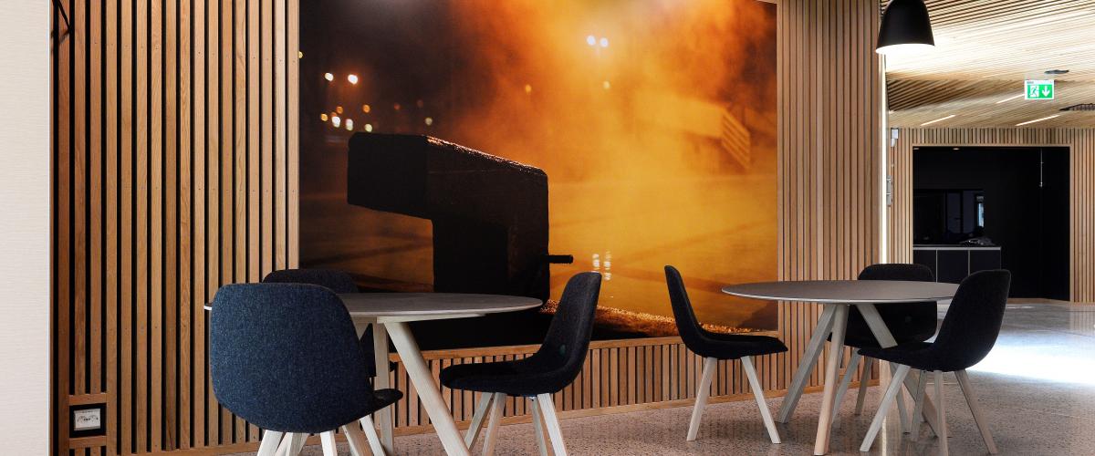 Bord med stoler i åpent område