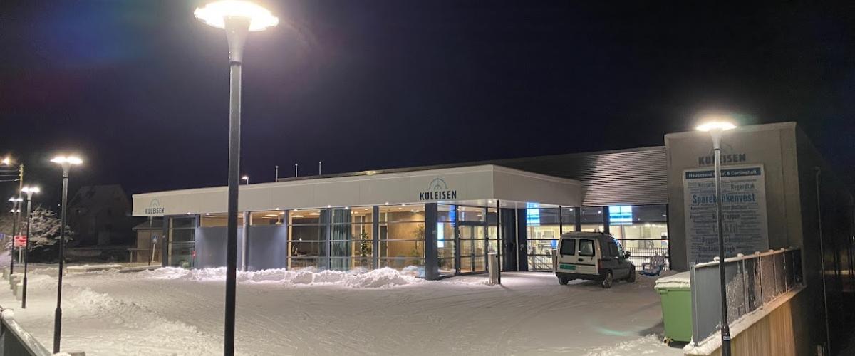 Belyst hall i vintermørker.