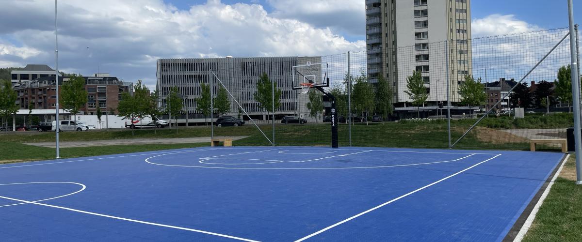 Anlegget er lokalisert sentralt i Drammen, slik at innbyggerne lett kan ferdes til banen.Foto: Drammen kommune. Streetbasketbanen i Drammen
