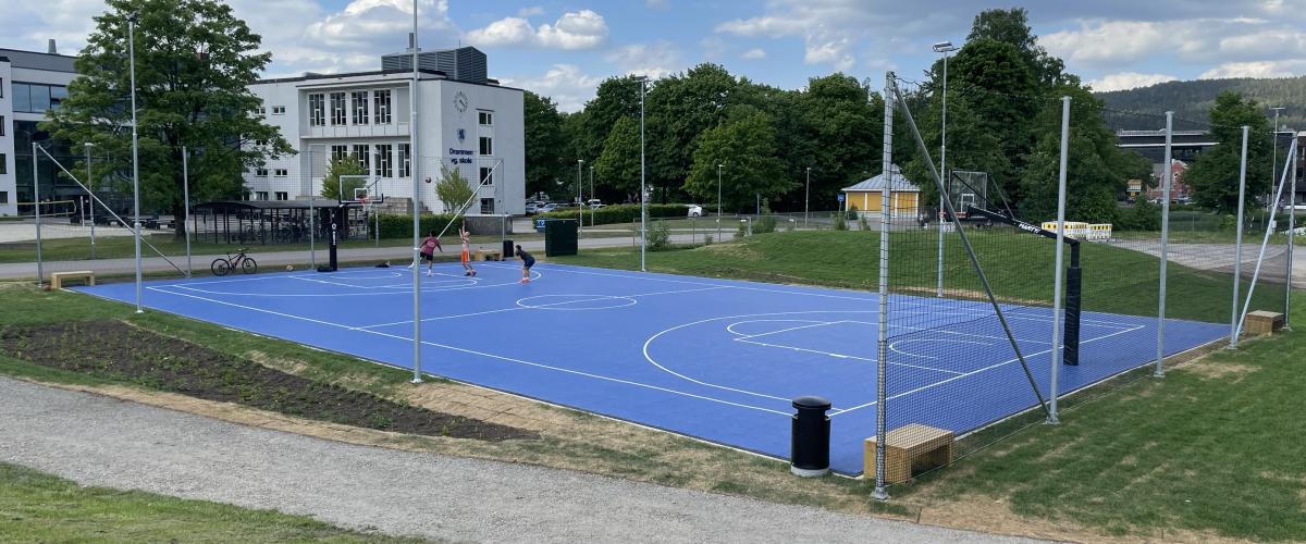 Streetbasketanlegget lokalisert på Marienlyst idrettspark. Foto: Drammen kommune. Streetbasketbanen i Drammen