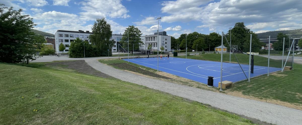 I bakgrunnen kan man få øye på Drammen Videregående skole. Foto: Drammen kommune. Streetbasketbanen i Drammen