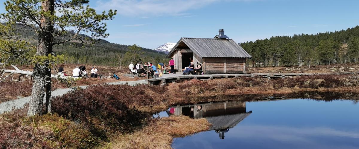 Kvilebua er hjertet av kavlvegen kultusti. Den ligger ved et lite tjern og her møtes den grusede stien, surnadalskloppa og den rekonstruerte kavlvegen.