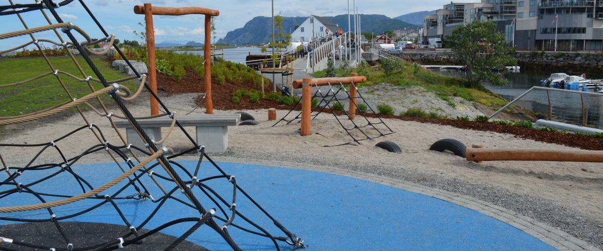 Ulike aparater for klatring, en benk og vippehuske