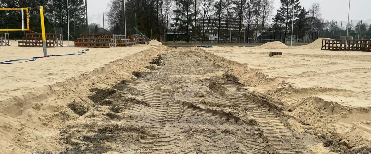 To sandflater med fire baner hver ble fusjonert til en stor sandflate med ti baner. På bilde fylles mellomrommet mellom banene med sand. Foto: Oddbjørn Kvammen To sandflater fusjoneres