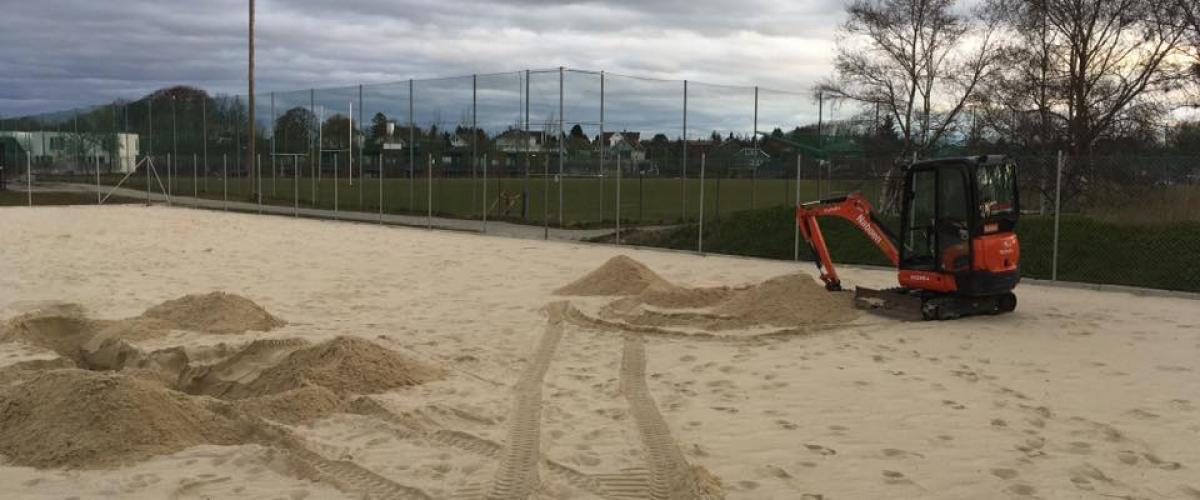 Lokale entreprenører var en viktig bidragsyter for realiseringen av anlegget. Foto: Oddbjørn Kvammen Minigraver kjører på sandflaten